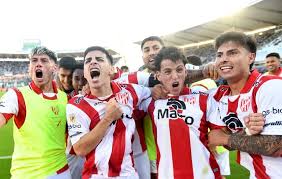 Instituto lo dio vuelta en el clásico y se metió en los playoffs