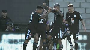 Riestra, con el cuchillo entre los dientes: goleó al Tomba y se metió en los playoffs