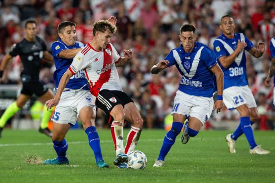 River goleó a Vélez con polémica final: Borja selló el 4-1 tras penal repetido