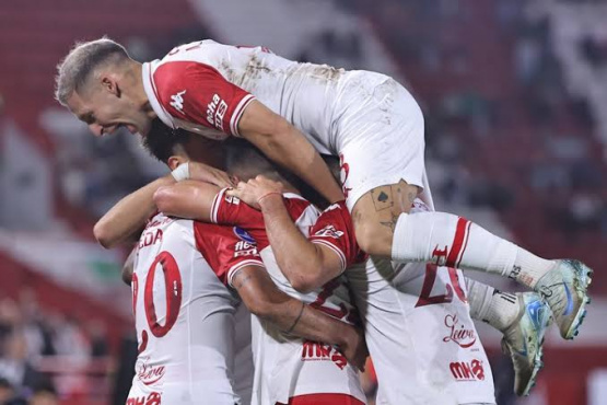 Huracán lo dio vuelta con carácter y lidera su grupo en la Sudamericana