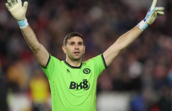  Dibu Martínez salva a Aston Villa en el último suspiro y mantiene vivo el sueño de Champions