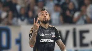  Racing golea a Colo-Colo y chicanea a Arturo Vidal: 