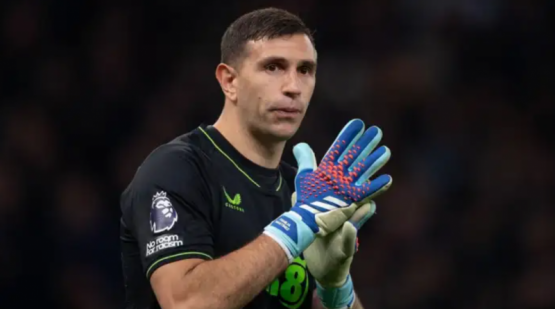 Dibu Martínez y la atajada que desafía la historia: nominado a la mejor de la temporada en la Premier League