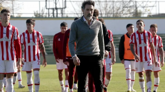 Domínguez en la cuerda floja: tras la eliminación en Copa Argentina, su continuidad en Estudiantes pende de un hilo