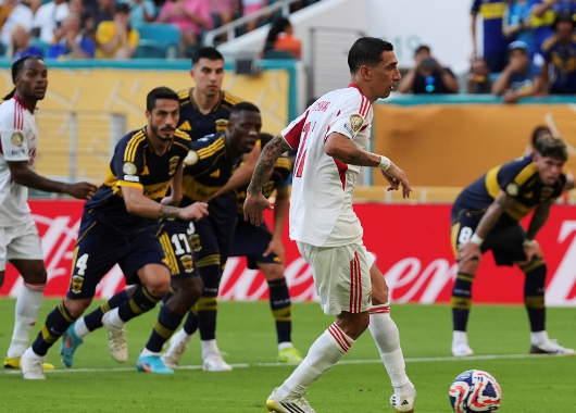 Penal polémico, tres rojas y arbitraje cuestionado en el Boca-Benfica