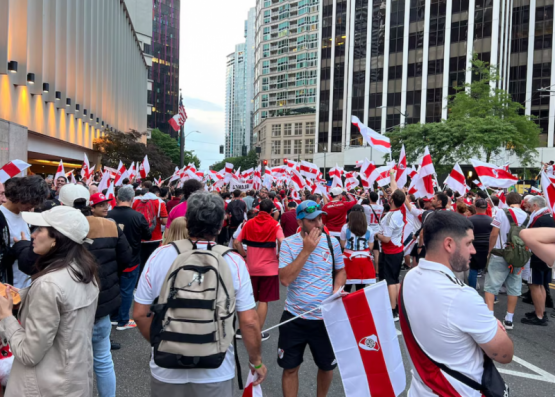 Banderazo millonario en Seattle: pasión en forma de río rojo y blanco