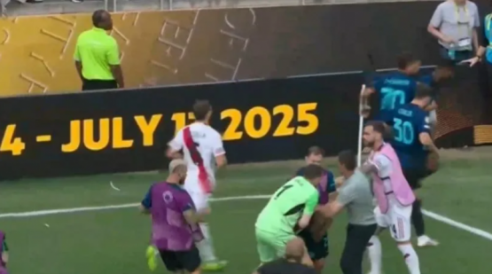 Escándalo en el final del triunfo de Inter: Acuña fue a buscar a Dumfries y Chivu frenó el cruce