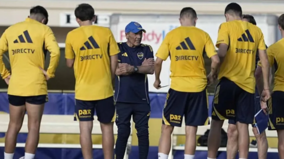 Russo prueba variantes en Boca: dos equipos distintos en la práctica