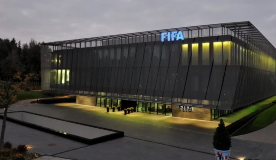 100.000 jugadores demandan a FIFA por transferencias