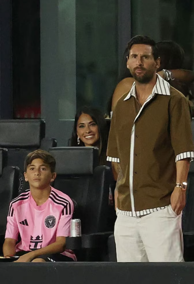 Messi sorprendió con un look relajado y estilo playero en el triunfo del Inter Miami