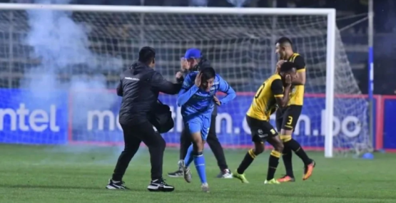 Escándalo en Bolivia: hinchas lanzaron pirotecnia y lesionaron a un atacante