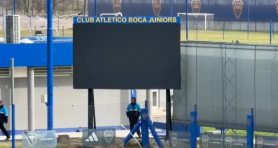 Boca instaló una pantalla gigante en Ezeiza: tecnología para corregir errores