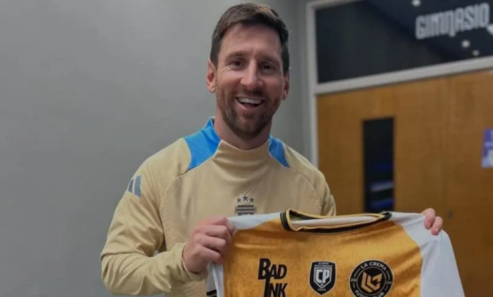 El regalo que vale un mundo: Messi posó con una camiseta de barrio y emociona a todos