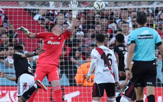 “Fin de ciclo” retumba en el Monumental: silbidos, furia y reacciones de hinchas de River