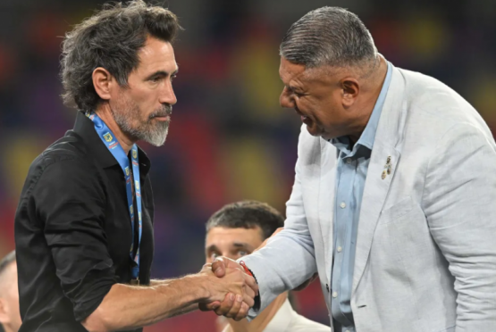 Tapia le entregó la copa y el Pincha volvió a festejar