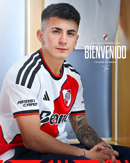 Thiago Almada recibió el Manto Sagrado y posó con la camiseta de River